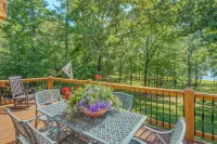 Waterfront Lake Barkley Home w/ Deck & Fire Pit! - 3-Sterne