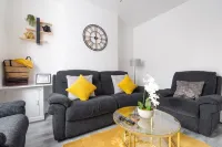 Newly Renovated 4BR House with lots of amenities - Wifi
