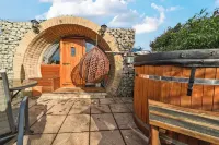 Cosy Escape Heated Luxury Pod with Hot Tub