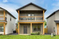 Near Trails & Town! Newly Built Mena Retreat