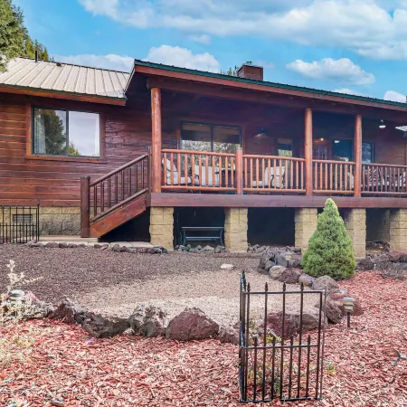 White Mountains Cabin: Near Trails & Lake Access!