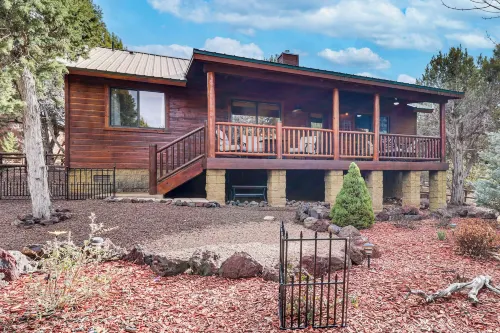White Mountains Cabin: Near Trails & Lake Access!