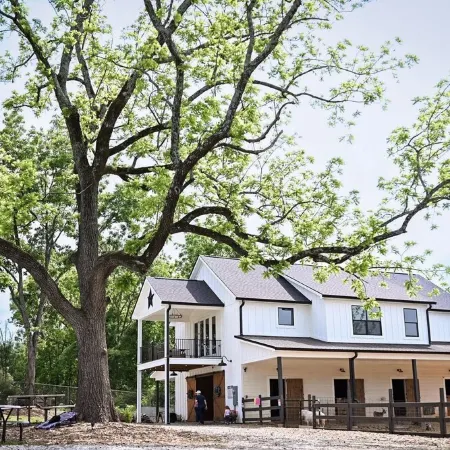 Charming 3-bedroom farmhouse in wonderful Seneca with Sunset views over the farm