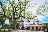 Charming 3-bedroom farmhouse in wonderful Seneca with Sunset views over the farm