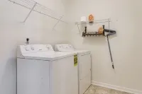 Lakes, Gardens & More! Getaway in Moncks Corner - Homestays