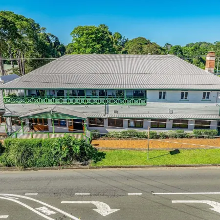 Maleny Hotel Отели в г. Малени