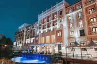 Pivot Hotel Montecasino - Infinity Pools