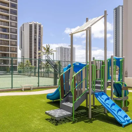 Sleek & Modern 32nd Floor Condo at the Waikiki Banyan - Free Parking! Отели рядом с достопримечательностью «Пляж Кахала-Бич»