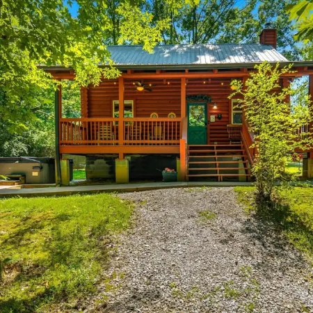 Little Joe Log Cabin, Utk/Neyland, Smokies, 16Acres, FP, HotTub, Fishing, Pets
