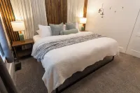 Modern & Private-Outdoor Theatre, A/C, King Bed - Homestays
