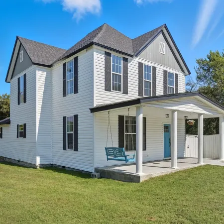 Renovated 6BR Near Grand Lake Fire Pit & Games