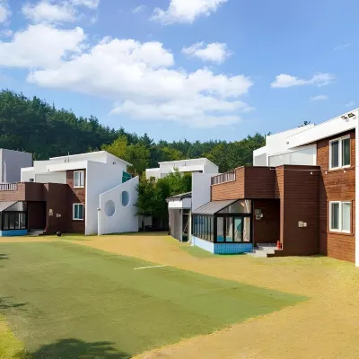 Daebudo Sunshine Kids Pool Villa Отели рядом с достопримечательностью «Загородный клуб Island»