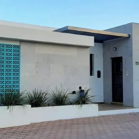 Beautiful House Vista Delfín Beach Front, with Pool