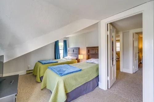 2 Blocks to Beach! Lake Huron Hideaway - Homestays