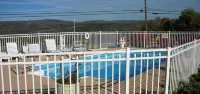 Longhouse Lodge Motel - 2-Star