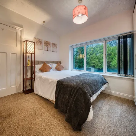 Large 3BR House Sleeps 7 Near City Centre