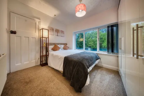 Large 3BR House Sleeps 7 Near City Centre - 3-Star