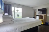 Days Inn & Suites by Wyndham Tampa near Ybor City - Park Yeri