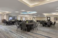 Holiday Inn Express & Suites CLEARWATER/US 19 N by IHG - Parking