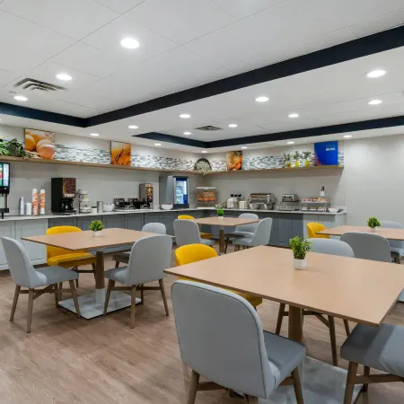 Comfort Inn & Suites Hampton Near Coliseum Hotels in Hampton