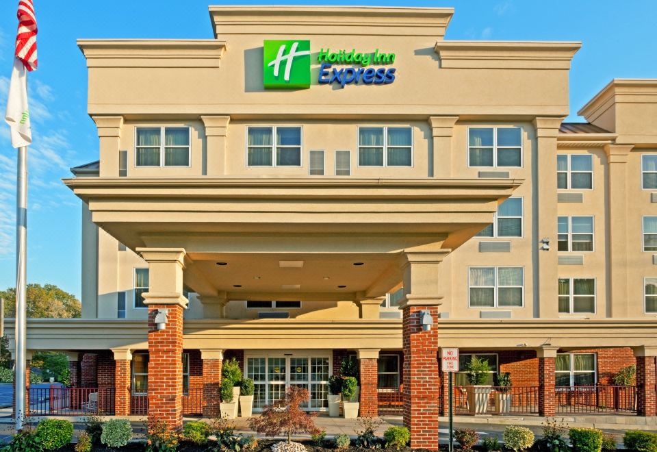 Holiday Inn Express Woodbridge by IHG - Housity