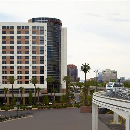 Renaissance Las Vegas Hotel Отели рядом с достопримечательностью «Вулкан отеля Mirage»