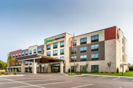 Holiday Inn Express & Suites Milwaukee – West Allis