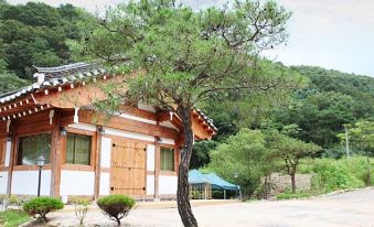 Hongcheon Giwajip Punggyeong Pension
