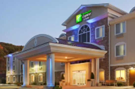 Holiday Inn Express & Suites MERIDEN by IHG Hotels in New Haven County