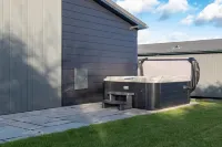 Hiraeth - Luxury Lodge with Hot Tub Close to Beach