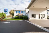 Motel 6 Seaside, or - Parking