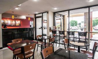 Econo Lodge Inn & Suites Memphis