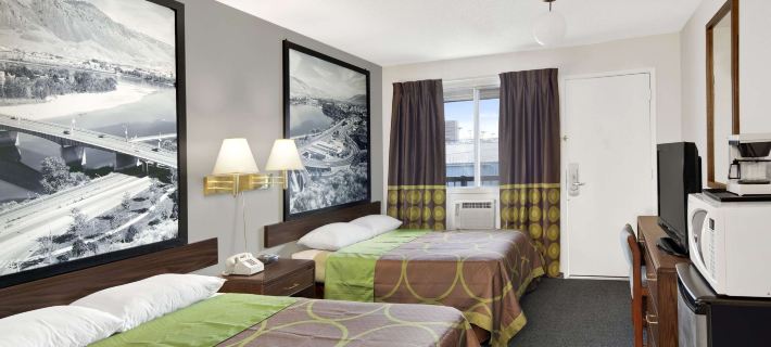 Super 8 by Wyndham Kamloops East Hotel di Kamloops