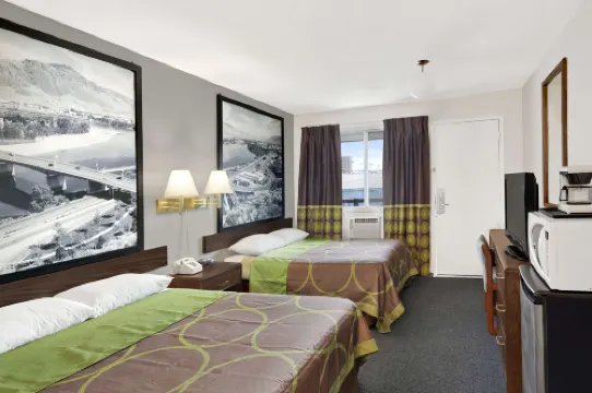 Super 8 by Wyndham Kamloops East