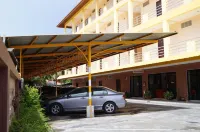 Jirasin Hotel & Apartment - موقف سيارات