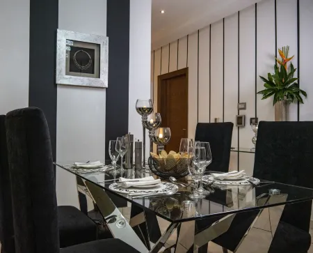 Oak Plaza Suites Отели рядом с достопримечательностью «Парк Ратрей»