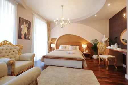 Silver & Gold Luxury Rooms Отели рядом с достопримечательностью «Kolovare Beach»