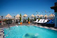 Market Pavilion Hotel - Rooftop Pools