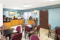 Days Inn & Suites by Wyndham Artesia - breakfast