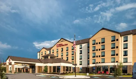 Hilton Garden Inn Uniontown Отели рядом с достопримечательностью «Грэйт Кросс оф Крайст»