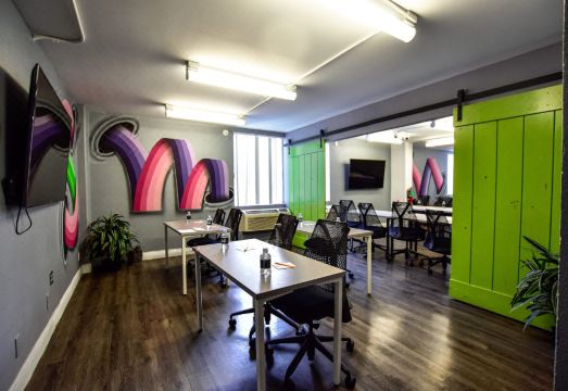 오아시스 앳 골드 스파이크 수영장