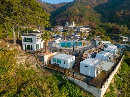 Road96 Caravan and Poolvilla Отели в г. Йонгван