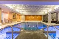 Banff Park Lodge - Pools