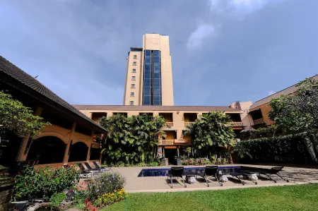 Holiday Garden Hotel & Resort Отели рядом с достопримечательностью «Ват Пратхат Дой Сутхеп»