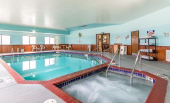 AmericInn by Wyndham Reedsburg - Housity