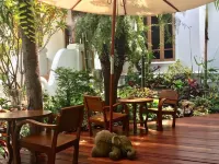 ريتش جاردن هاوس هوتل Hotels near وات لوكمولي