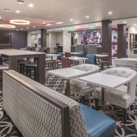 La Quinta Inn & Suites by Wyndham Lake Charles - Westlake