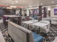 La Quinta Inn & Suites by Wyndham Lake Charles - Westlake - parking