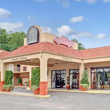 Days Inn by Wyndham Memphis at Graceland Отели рядом с достопримечательностью «Грейсленд»