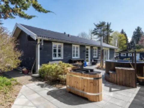 "Øllegaard" - 1km from the Sea Hotels in Dronningmolle